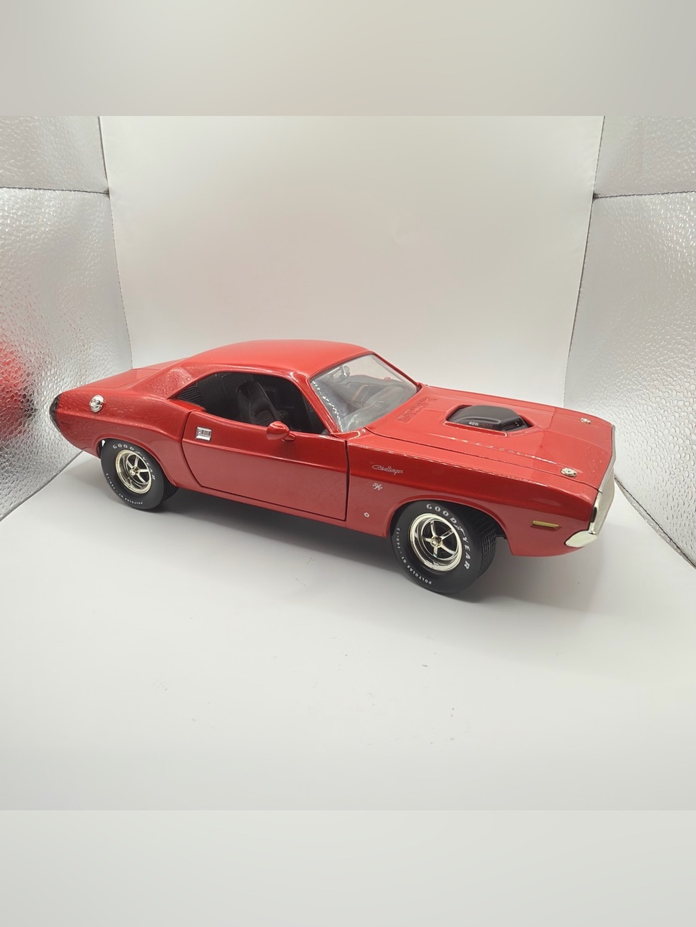 10A ERTL American Muscle - 1970 DODGE CHALLENGER R/T HEMI Red 1/18 Loose No Box